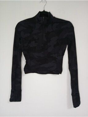 Lululemon Black Camo Half-Zip Crop Jacket Thumbholes Size 2 Nylon & Lycra Blend
